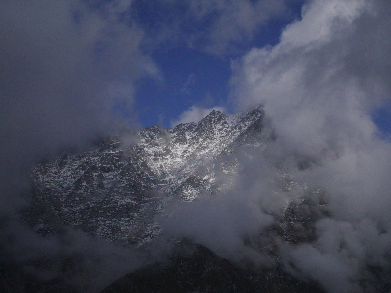 Even though these mountains are part of the lower Himalayans they already rise up to over 5000m in elevation.